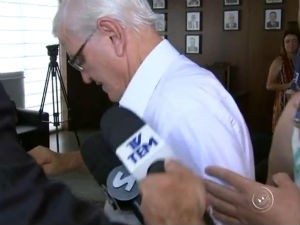 Antigo gestor saindo de delegacia de Sorocaba (Foto: Reprodução/TV TEM)