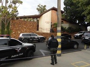 Documentos e computadores foram apreendidos na sede de convênio (Foto: Polícia Civil/Divulgação)
